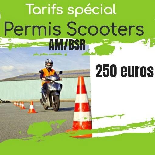 Élève en scooter sur le plateau entre les plots, permis AM