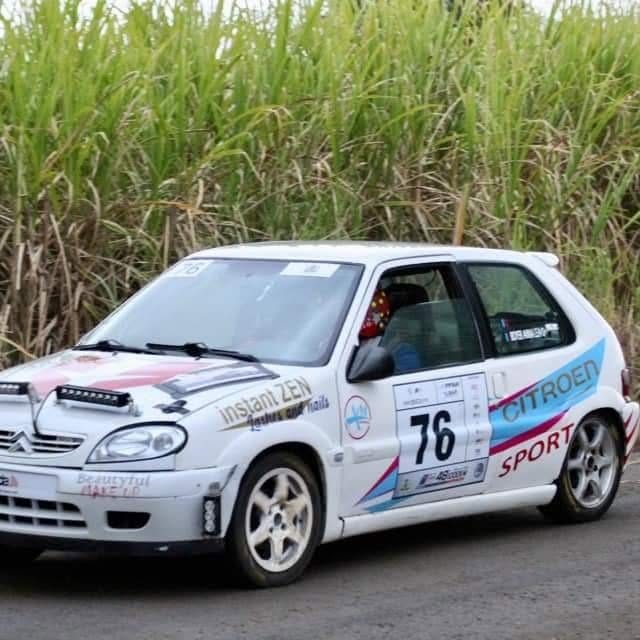 Citroën Saxo de rallye dans les cannes