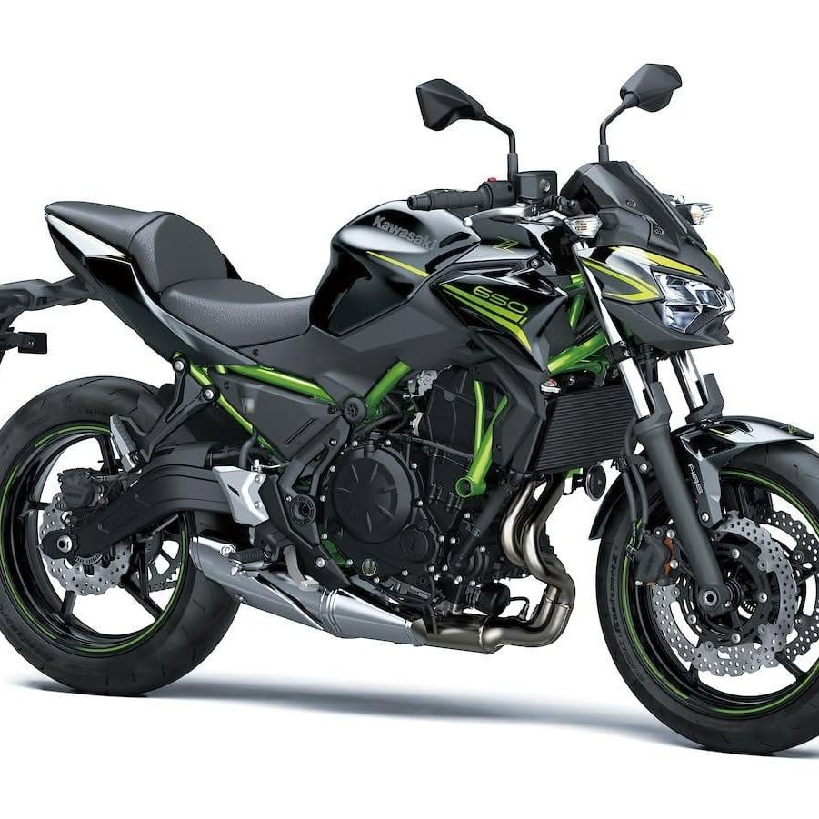 Moto roadster Kawasaki noire et verte, type de moto utilisée pour le permis A2